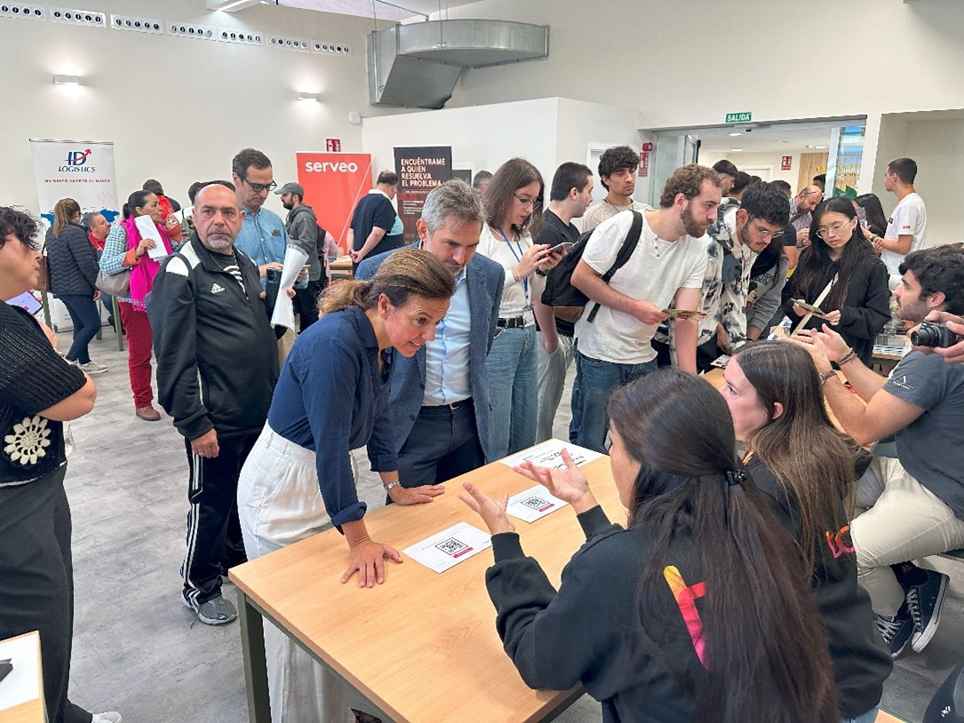 Almudena Maíllo y Pepe Aniorte, visitando los stands de las empresas en la Feria de Empleo.